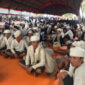 Warga adat Baduy menyerahkan hasil bumi kepada pemerintah dalam prosesi Seba Baduy 2025 yang berlangsung khidmat di Pendopo Gubernur Provinsi Banten. (Foto Nusantara Media: Edeh Cupe)