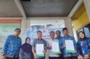Perwakilan PT Atlas Copco Indonesia, Yayasan Pembangunan Citra Insan Indonesia (YPCII), dan Pemerintah Kabupaten Pandeglang menandatangani dokumen serah terima fasilitas air bersih dan sanitasi di Desa Banjarnegara, Pandeglang.