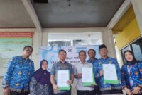 Perwakilan PT Atlas Copco Indonesia, Yayasan Pembangunan Citra Insan Indonesia (YPCII), dan Pemerintah Kabupaten Pandeglang menandatangani dokumen serah terima fasilitas air bersih dan sanitasi di Desa Banjarnegara, Pandeglang.