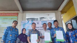 Perwakilan PT Atlas Copco Indonesia, Yayasan Pembangunan Citra Insan Indonesia (YPCII), dan Pemerintah Kabupaten Pandeglang menandatangani dokumen serah terima fasilitas air bersih dan sanitasi di Desa Banjarnegara, Pandeglang.