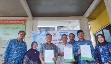 Penandatanganan serah terima sarana air bersih dan sanitasi antara Atlas Copco, YPCII, dan Pemkab Pandeglang.