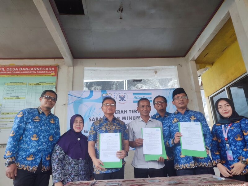 Perwakilan PT Atlas Copco Indonesia, Yayasan Pembangunan Citra Insan Indonesia (YPCII), dan Pemerintah Kabupaten Pandeglang menandatangani dokumen serah terima fasilitas air bersih dan sanitasi di Desa Banjarnegara, Pandeglang.