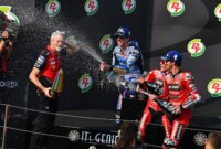 Marc Marquez dan Francesco Bagnaia rayakan podium di MotoGP Aragon 2025, menegaskan dominasi Ducati. (Sumber: Michelin)