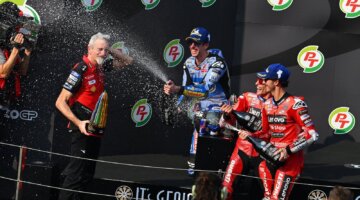 Marc Marquez dan Francesco Bagnaia rayakan podium di MotoGP Aragon 2025, menegaskan dominasi Ducati. (Sumber: Michelin)