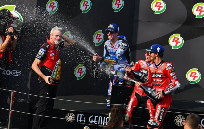 Marc Marquez dan Francesco Bagnaia rayakan podium di MotoGP Aragon 2025, menegaskan dominasi Ducati. (Sumber: Michelin)