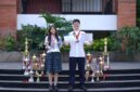 Ava Mikayla Emmanoelle Kasih (14) dan Sean Levi Danuseputra (15) tampak berfoto sambil mengenakan medali, dikelilingi oleh berbagai piala, serta memegang sertifikat penghargaan dari kompetisi yang pernah mereka juarai. (Dok. Sekolah Pelita Harapan LV)