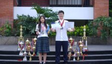 Ava Mikayla Emmanoelle Kasih (14) dan Sean Levi Danuseputra (15) tampak berfoto sambil mengenakan medali, dikelilingi oleh berbagai piala, serta memegang sertifikat penghargaan dari kompetisi yang pernah mereka juarai. (Dok. Sekolah Pelita Harapan LV)