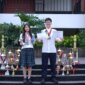 Ava Mikayla Emmanoelle Kasih (14) dan Sean Levi Danuseputra (15) tampak berfoto sambil mengenakan medali, dikelilingi oleh berbagai piala, serta memegang sertifikat penghargaan dari kompetisi yang pernah mereka juarai. (Dok. Sekolah Pelita Harapan LV)