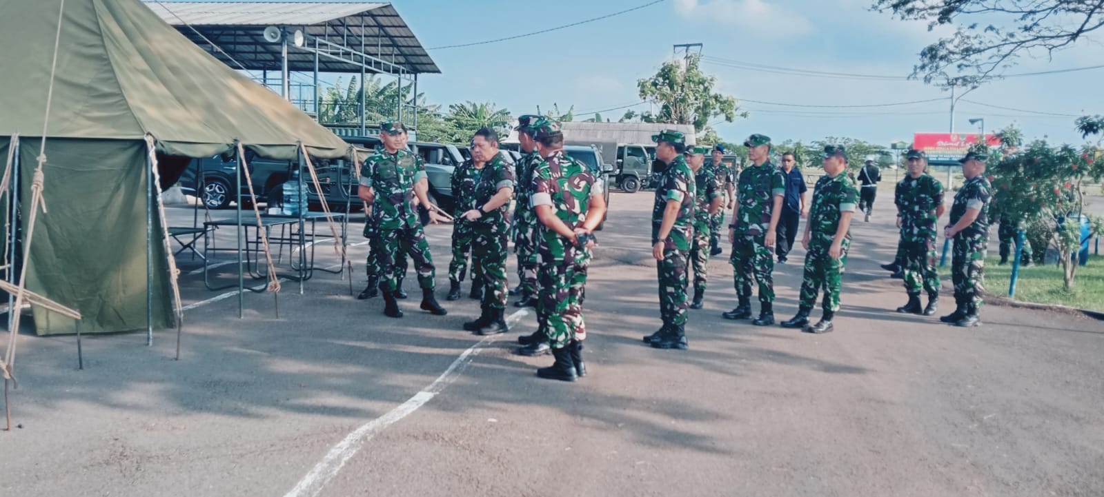 Yigitning yuzida bekasi