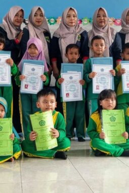 Penyerahan ijazah terakhir pada Anak – anak Sekolah TK.