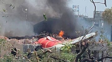 Tragedi Pesawat Air India Jatuh di Ahmedabad: Boeing 787 Hantam Permukiman, Korban Belum Diketahui