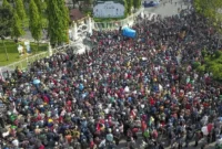 Rabu, 18 Juni 2025, gelombang demonstran dari Aliansi Mahasiswa dan Masyarakat Pelalawan (AMMP) memadati pelataran Kantor Gubernur Riau untuk menggelar aksi protes. (Foto: Defizal/RiauPos.co)