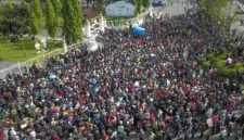 Rabu, 18 Juni 2025, gelombang demonstran dari Aliansi Mahasiswa dan Masyarakat Pelalawan (AMMP) memadati pelataran Kantor Gubernur Riau untuk menggelar aksi protes. (Foto: Defizal/RiauPos.co)