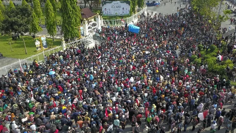 Rabu, 18 Juni 2025, gelombang demonstran dari Aliansi Mahasiswa dan Masyarakat Pelalawan (AMMP) memadati pelataran Kantor Gubernur Riau untuk menggelar aksi protes. (Foto: Defizal/RiauPos.co)