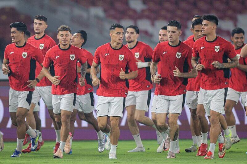 Pemain Timnas Indonesia: Dean James, Joey Pelupessy, Justin Hubner, Mees Hilgers dalam sesi latihan tim jelang lawan Timnas China di Kualifikasi Piala Dunia 2026. (c) Bola.net/Bagaskara Lazuardi