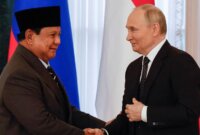 Momen Presiden RI Prabowo Subianto bersalaman dengan Presiden Rusia Vladimir Putin (Reuters/Anatoly Maltsev)