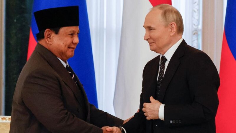Momen Presiden RI Prabowo Subianto bersalaman dengan Presiden Rusia Vladimir Putin (Reuters/Anatoly Maltsev)