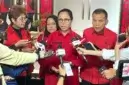 Maria Yohana Esti Wijayati (tengah), petinggi DPP PDIP sekaligus Wakil Ketua Komisi X DPR RI, menyampaikan pernyataan resmi kepada awak media dalam kegiatan yang berlangsung di Sekolah Partai PDIP, Lenteng Agung, Jakarta Selatan, Senin (30/6/2025). (Faiz Fadjarudin/suarasurabaya.net)
