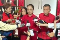 Maria Yohana Esti Wijayati (tengah), petinggi DPP PDIP sekaligus Wakil Ketua Komisi X DPR RI, menyampaikan pernyataan resmi kepada awak media dalam kegiatan yang berlangsung di Sekolah Partai PDIP, Lenteng Agung, Jakarta Selatan, Senin (30/6/2025). (Faiz Fadjarudin/suarasurabaya.net)