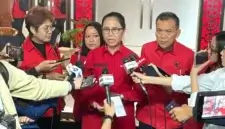 Maria Yohana Esti Wijayati (tengah), petinggi DPP PDIP sekaligus Wakil Ketua Komisi X DPR RI, menyampaikan pernyataan resmi kepada awak media dalam kegiatan yang berlangsung di Sekolah Partai PDIP, Lenteng Agung, Jakarta Selatan, Senin (30/6/2025). (Faiz Fadjarudin/suarasurabaya.net)