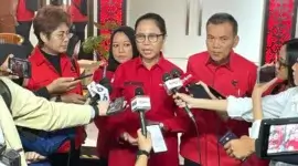 Maria Yohana Esti Wijayati (tengah), petinggi DPP PDIP sekaligus Wakil Ketua Komisi X DPR RI, menyampaikan pernyataan resmi kepada awak media dalam kegiatan yang berlangsung di Sekolah Partai PDIP, Lenteng Agung, Jakarta Selatan, Senin (30/6/2025). (Faiz Fadjarudin/suarasurabaya.net)