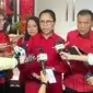 Maria Yohana Esti Wijayati (tengah), petinggi DPP PDIP sekaligus Wakil Ketua Komisi X DPR RI, menyampaikan pernyataan resmi kepada awak media dalam kegiatan yang berlangsung di Sekolah Partai PDIP, Lenteng Agung, Jakarta Selatan, Senin (30/6/2025). (Faiz Fadjarudin/suarasurabaya.net)