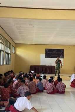 Sertu Juana, Babinsa Desa Pasirgadung, Dampingi Kegiatan MPLS di SMPN 1 Patia untuk Bangun Karakter Siswa
