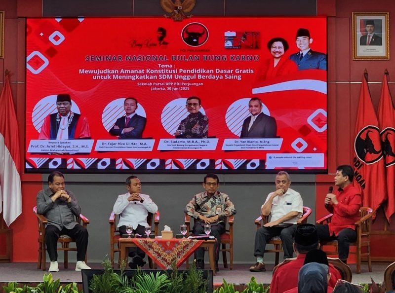 Hakim Mahkamah Konstitusi Arief Hidayat, dalam Seminar Nasional Bulan Bung Karno