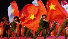 Bendera Vietnam. (AFP via Getty Images/HOANG DINH NAM)