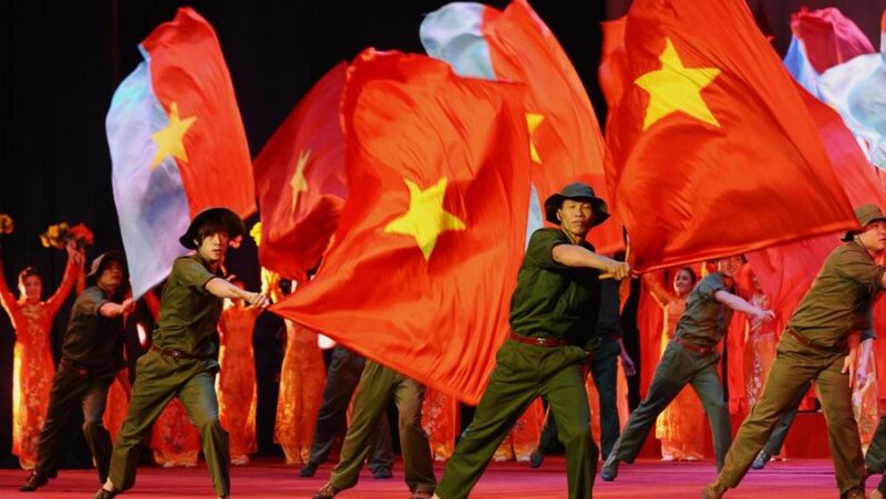 Bendera Vietnam. (AFP via Getty Images/HOANG DINH NAM)