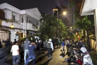 Massa ratusan orang menyerbu rumah Eko Patrio di Kuningan, Jakarta Selatan, pada 30 Agustus 2025 (Foto: Kumparan)