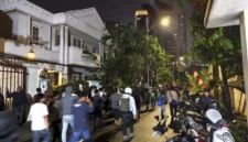 Massa ratusan orang menyerbu rumah Eko Patrio di Kuningan, Jakarta Selatan, pada 30 Agustus 2025 (Foto: Kumparan)
