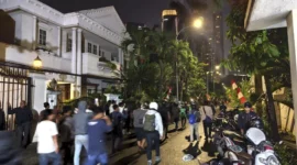 Massa ratusan orang menyerbu rumah Eko Patrio di Kuningan, Jakarta Selatan, pada 30 Agustus 2025 (Foto: Kumparan)