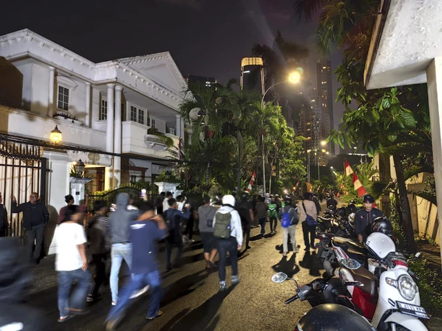 Massa ratusan orang menyerbu rumah Eko Patrio di Kuningan, Jakarta Selatan, pada 30 Agustus 2025 (Foto: Kumparan)