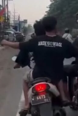 Dua Pemuda Berboncengan Pukuli Pengendara Motor di Sidoarjo Gegara Tak Terima Diklakson