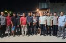Warga Perumahan Khalas Cluster Estate, Bekasi, berdiskusi usai mediasi terkait penutupan jalan utama oleh oknum yang klaim hak waris. (Foto: David)