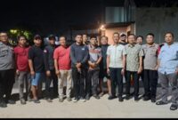 Warga Perumahan Khalas Cluster Estate, Bekasi, berdiskusi usai mediasi terkait penutupan jalan utama oleh oknum yang klaim hak waris. (Foto: David)