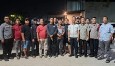Warga Perumahan Khalas Cluster Estate, Bekasi, berdiskusi usai mediasi terkait penutupan jalan utama oleh oknum yang klaim hak waris. (Foto: David)