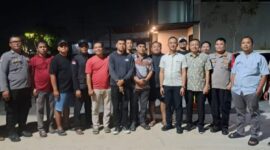 Warga Perumahan Khalas Cluster Estate, Bekasi, berdiskusi usai mediasi terkait penutupan jalan utama oleh oknum yang klaim hak waris. (Foto: David)