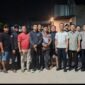 Warga Perumahan Khalas Cluster Estate, Bekasi, berdiskusi usai mediasi terkait penutupan jalan utama oleh oknum yang klaim hak waris. (Foto: David)