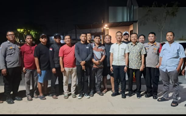 Warga Perumahan Khalas Cluster Estate, Bekasi, berdiskusi usai mediasi terkait penutupan jalan utama oleh oknum yang klaim hak waris. (Foto: David)