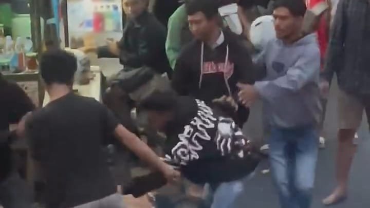 keributan penumpang dan calo tiket