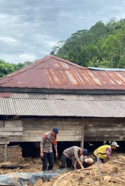 Brimob Polda Lampung Bantu Warga Terdampak Banjir dan Longsor di Suoh