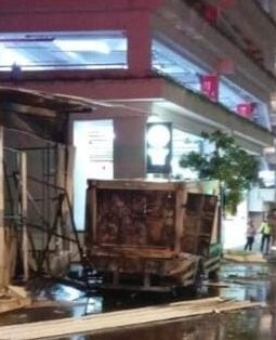 Kebakaran Mobil CNG di Living World Grand Wisata Bekasi Berhasil Petugas Padamkan