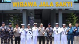 Kapolda Banten Irjen Pol Hengky bersama Komandan Lanal Banten Kolonel Laut (P) Catur Yogiantoro foto bersama