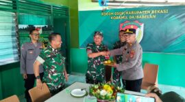 Rombongan Polsek Babelan, dipimpin Wakapolsek AKP Gunawan, tiba di Makoramil 04/Babelan dengan membawa nasi tumpeng