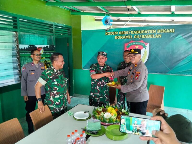 Rombongan Polsek Babelan, dipimpin Wakapolsek AKP Gunawan, tiba di Makoramil 04/Babelan dengan membawa nasi tumpeng