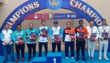 Plt. Asda II Kota Cilegon Ahmad Aziz Setia Ade Putra (tengah pakai topi) berpasangan dengan Deni Abdul Hayat, ASN dari Kabupaten Pandeglang yang meraih medali emas di cabang olahraga Bulutangkis 
