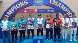 Plt. Asda II Kota Cilegon Ahmad Aziz Setia Ade Putra (tengah pakai topi) berpasangan dengan Deni Abdul Hayat, ASN dari Kabupaten Pandeglang yang meraih medali emas di cabang olahraga Bulutangkis 