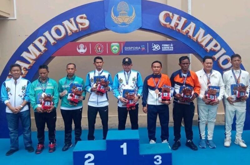 Plt. Asda II Kota Cilegon Ahmad Aziz Setia Ade Putra (tengah pakai topi) berpasangan dengan Deni Abdul Hayat, ASN dari Kabupaten Pandeglang yang meraih medali emas di cabang olahraga Bulutangkis 
